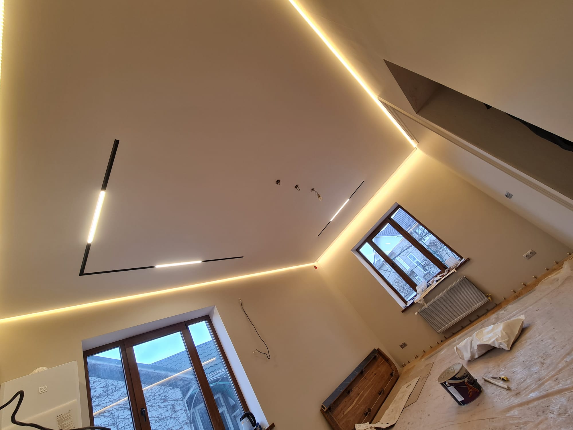 Гостиная с натяжным потолком