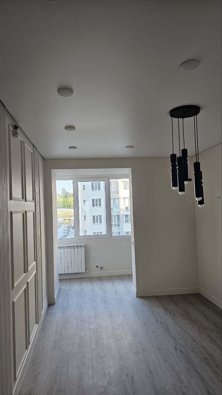 Кухня с натяжным потолком